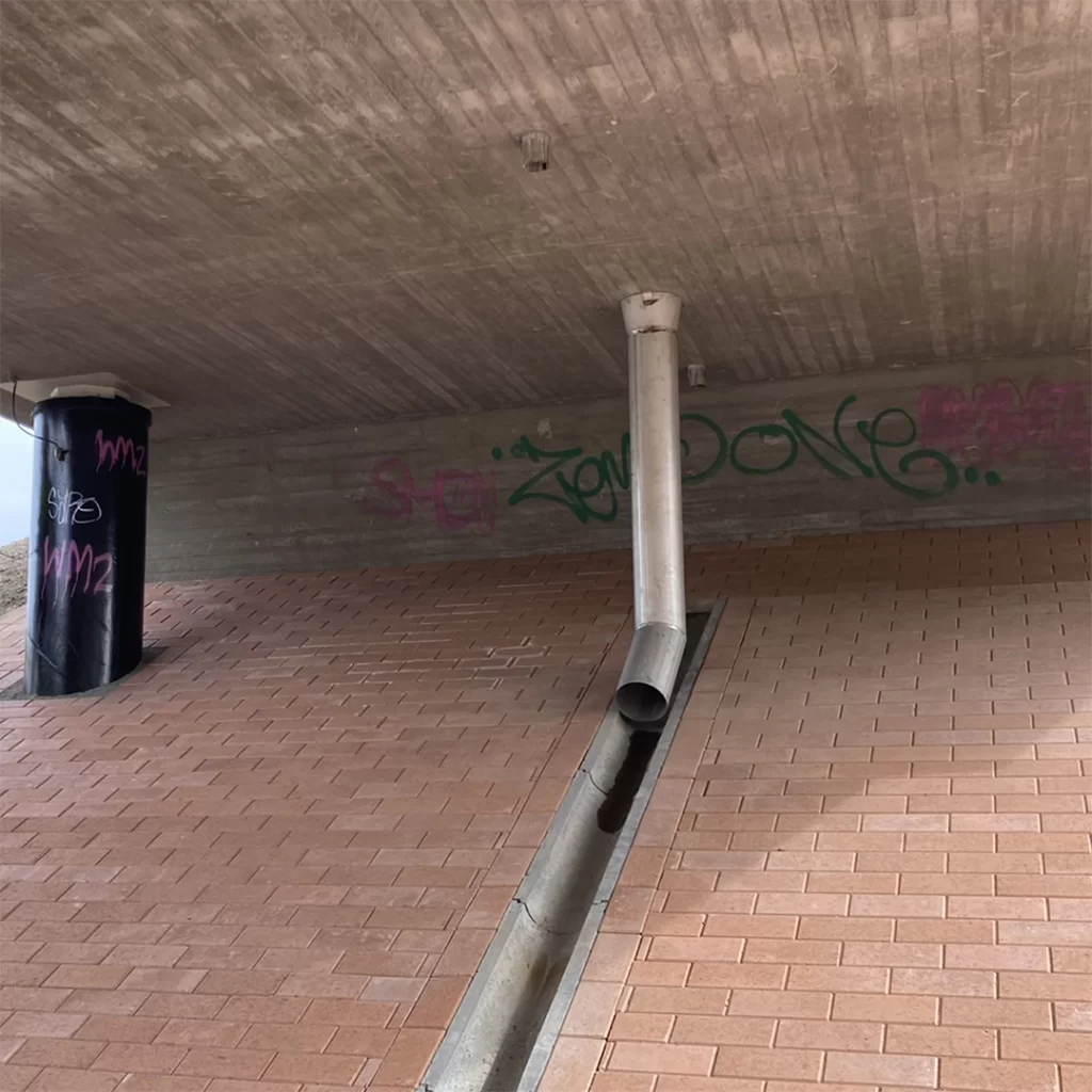 Betonisillan alunen jossa on graffitteja