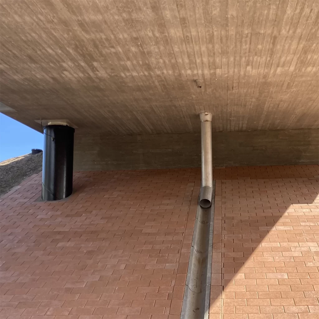 Betonisillan alunen josta Binta on puhdistanut graffiti