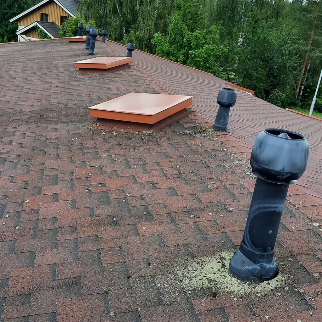 Likainen rivitalon huopakatto joka vaatii puhdistusta