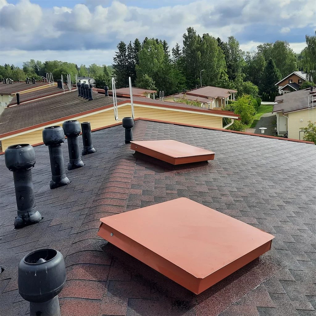 Puhdistettu rivitalon punainen huopakatto