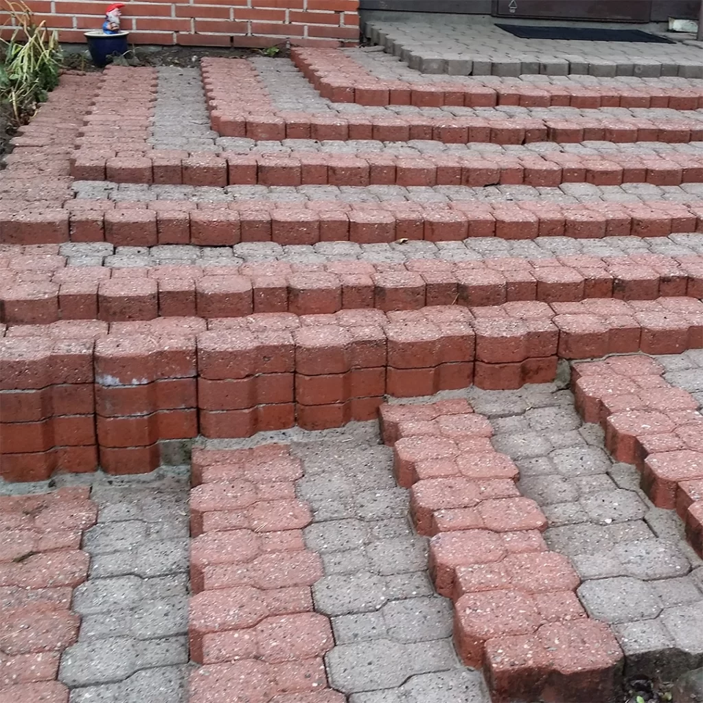 Bintan puhdistama siisti tiilikiveys