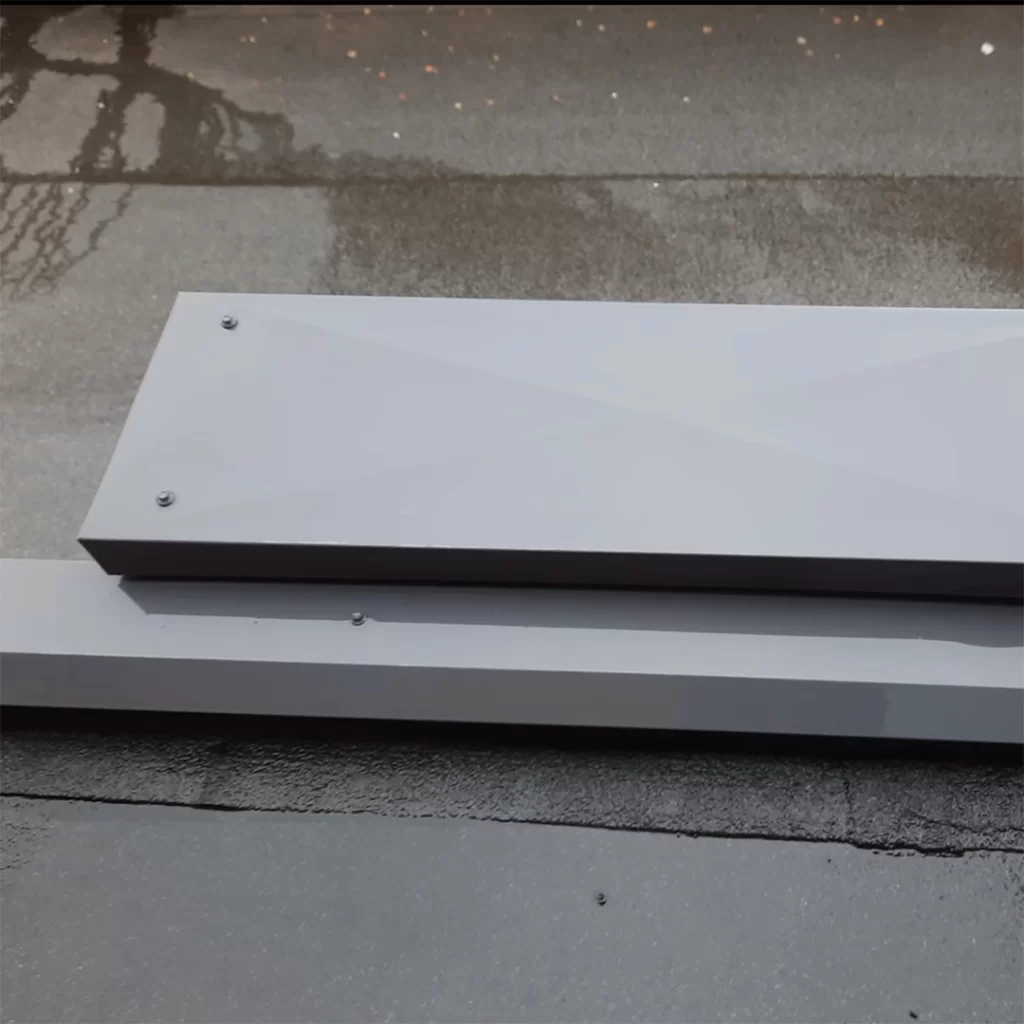 Puhdistettu kiiltävä metallipinta