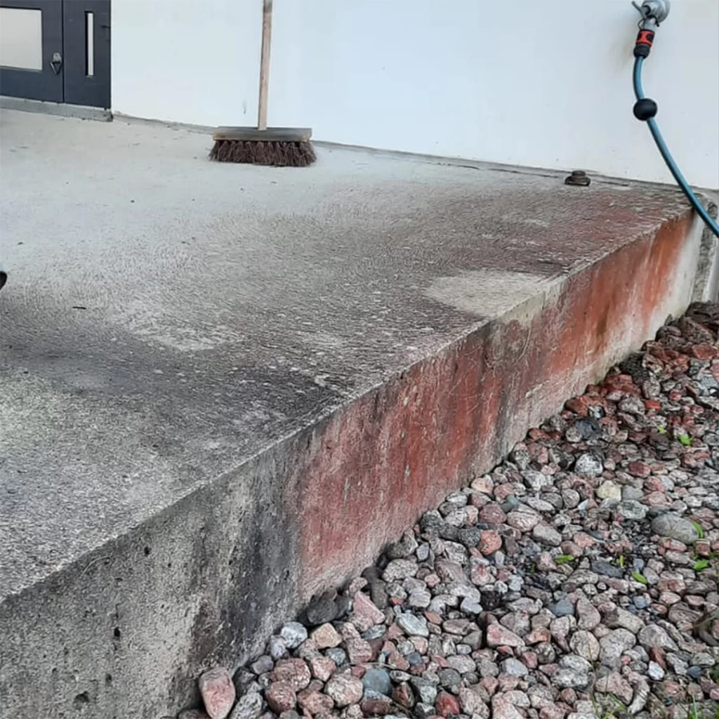 Talon ulko-oven betoninen kuisti on punainen punajäkälästä