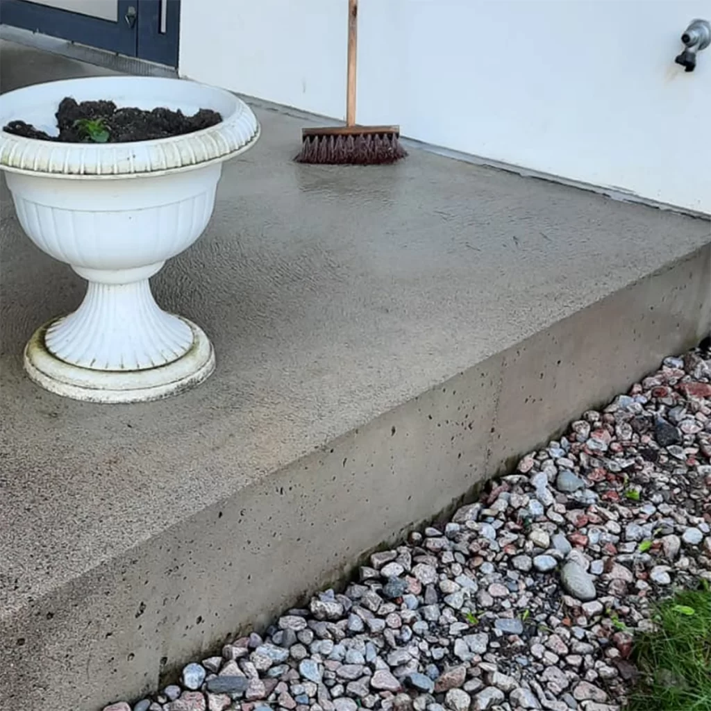 Betoninen siisti etukuisti jonka Binta on puhdistanut punajäkälästä