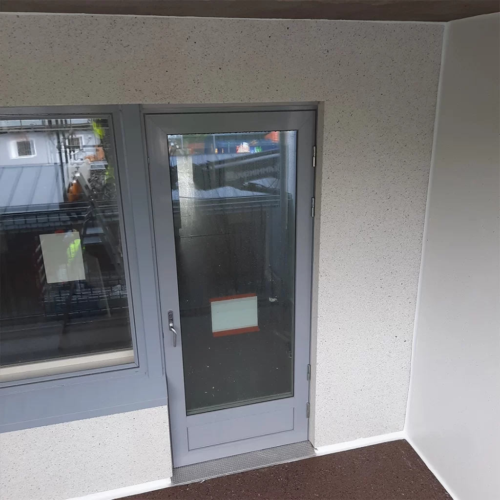 Kerrostalon parvekkeen seinä puhdistuksen jälkeen