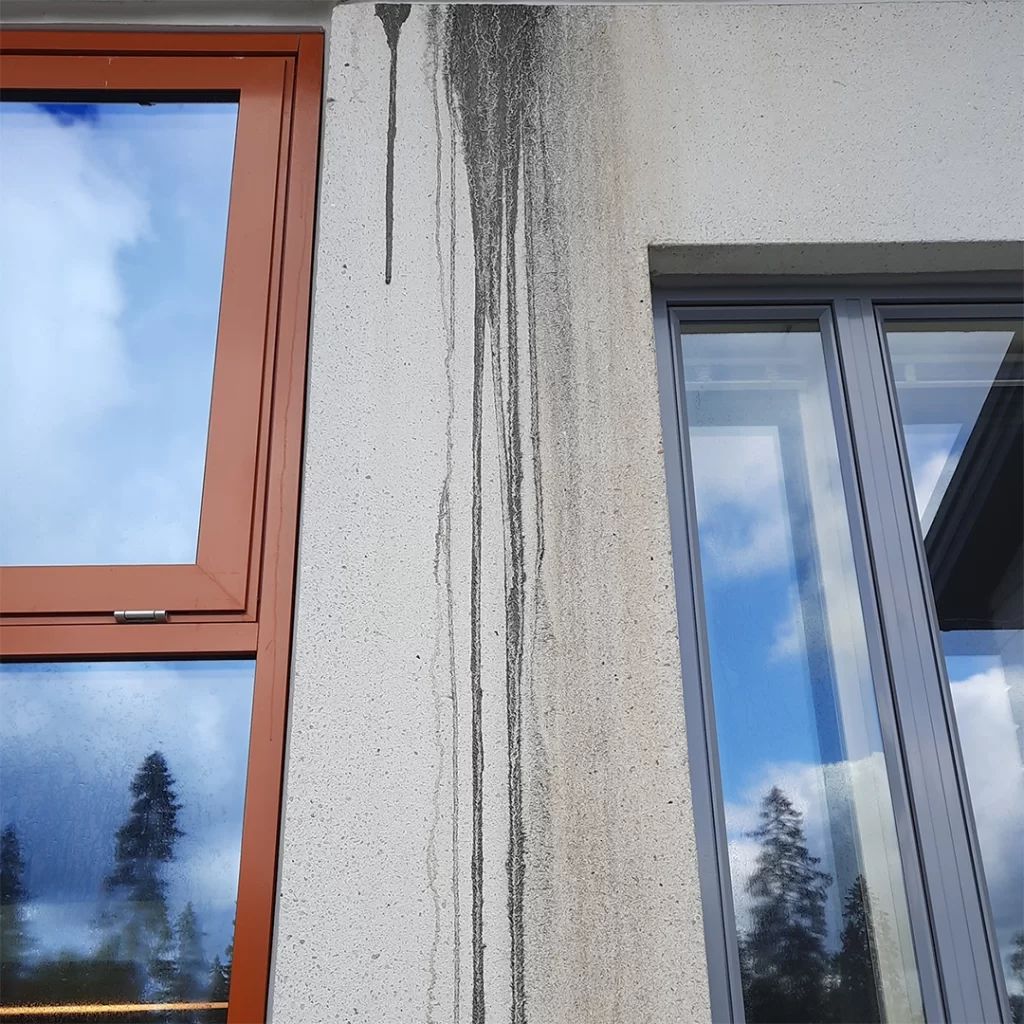 Talon seinässä on paljon mustia valumajälkiä