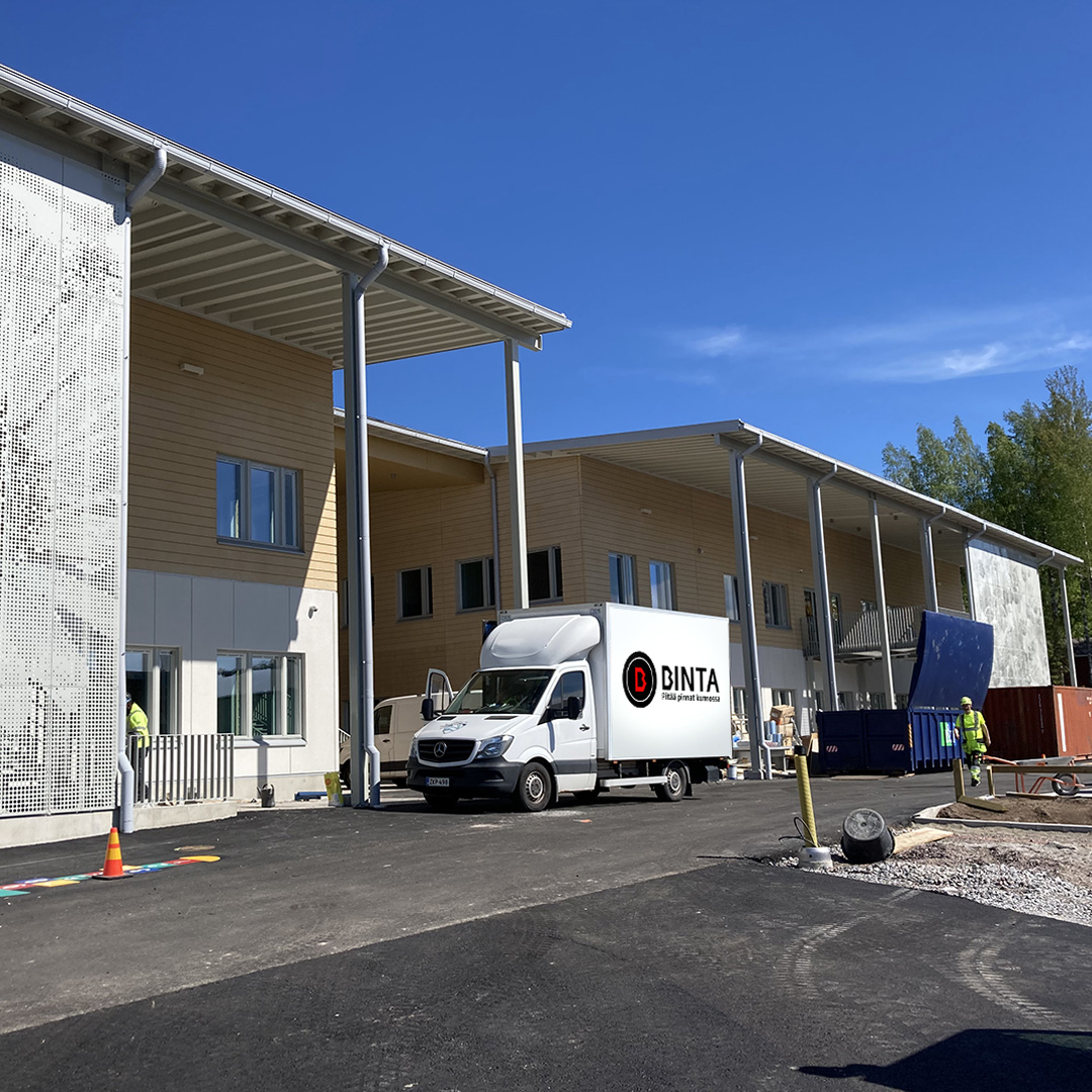 Betoni- ja tiilijulkisivun yleisimmät vauriot Pirkanmaalla: betonin hiushalkeama ja pintahilseily lähikuvassa
