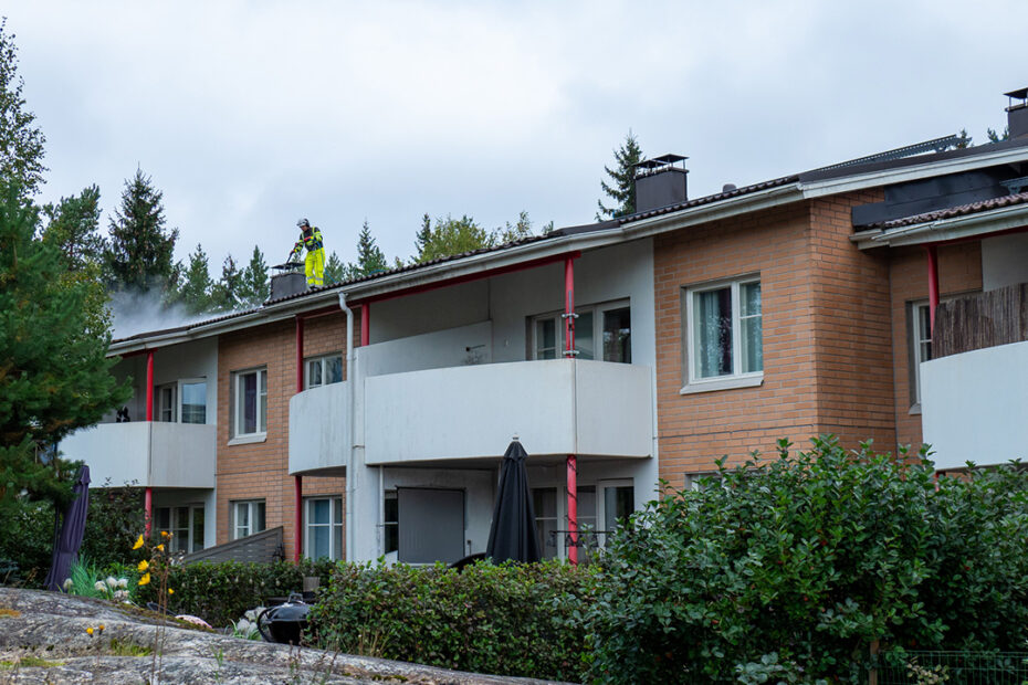 Taloyhtiön ikkuna- ja oviremontin kilpailutus: tarkistuslista tarjouspyyntöön (ettei kokonaisuus hajoa osiin)