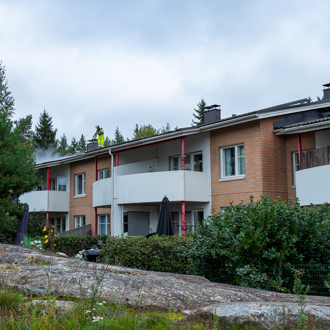 Graffitien poisto ja suojaus tiilijulkisivussa ammattilaisen työkalut lähikuvassa