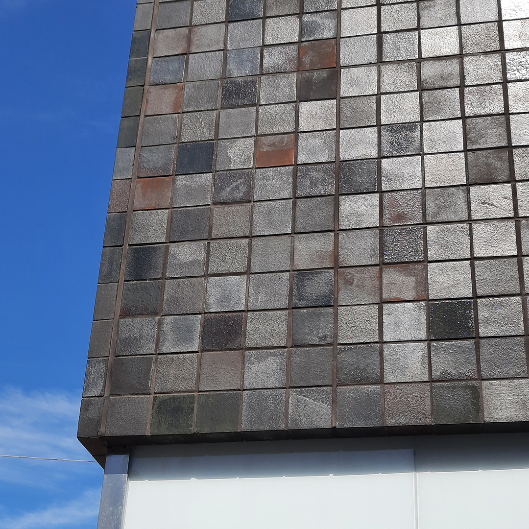Tampereen alueen taloyhtiön julkisivuhuollon vuosikello huomioi syksyn vedenohjauksen