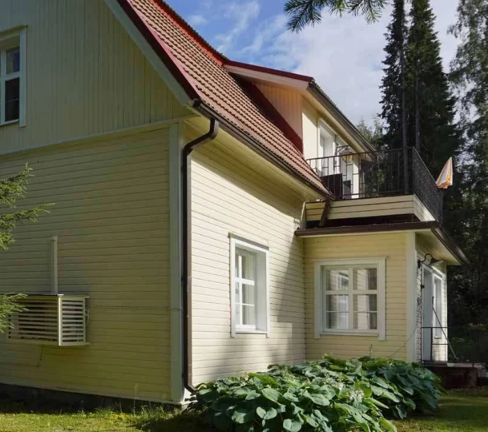 Julkisivun likaantuminen teiden ja liikenteen varrella hallitaan, kun sisäänkäynnin pinnat pidetään puhtaina ja suojattuina